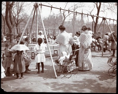 Donne e bambini alle altalene nel Giorno dell